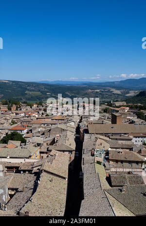 Vue sur les toits d'Orvieto en Ombrie, vers la campagne ombrienne et le ciel bleu pour une journée d'été claire Banque D'Images