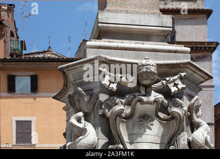 Détail de la Fontana del Pantheon avec les bras du Pape Clément XI, qui l'avait redessiné, l'installation de l'obélisque qui a surmonté la fontaine en 1711. Banque D'Images