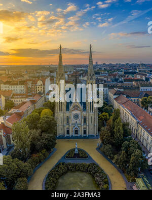 Église paroissiale de Sainte Elisabeth Árpád House est une église moins célèbre à Budapest. Mais absoulutely bel endroit avec un joli jardin. Banque D'Images