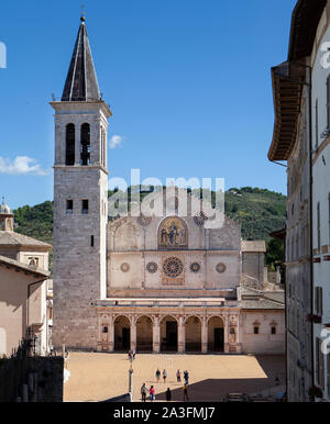 Vue sur la Piazza del Duomo en direction de la cathédrale romane de Spoleto en Ombrie. Banque D'Images