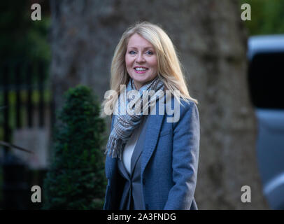 Londres, Royaume-Uni. 8 octobre 2019. Esther McVey, Ministre d'État au logement, arrive à la réunion du Cabinet. Credit : Tommy Londres/Alamy Live News Banque D'Images