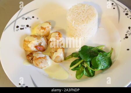 Assiette de pétoncles grillés avec du riz et de la mâche Banque D'Images