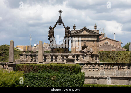 Vue sur la fontaine des Maures dans le parterre central des jardins de la renaissance à Villa Lante, Bagnaia, province de Viterbo Banque D'Images