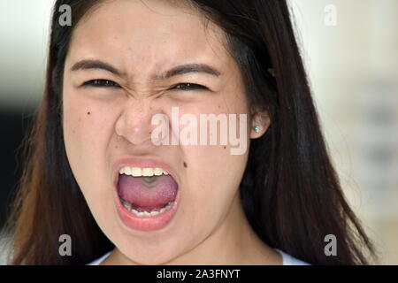 Une jeune femme a souligné divers Femme Banque D'Images