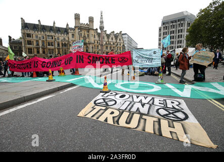 Les manifestants sur la rue Victoria, par la grande porte de l'ouest de l'abbaye de Westminster, lors d'une rébellion d'Extinction (XR) Manifestation à Westminster, Londres. Banque D'Images