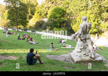 Paris Parc Montsouris - les gens pique-nique dans le parc Montsouris dans le 14ème arrondissement de Paris, France, Europe. Banque D'Images