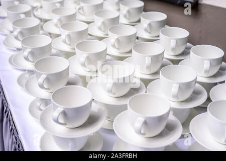 Résumé de nombreuses lignes empilées floue de café tasses à thé. Banque D'Images