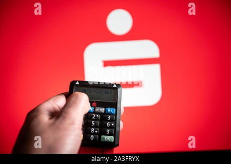 NRW/ALLEMAGNE - le 27 mai 2019 : une puce optique TAN générateur utilisé pour les opérations bancaires en ligne. Banque D'Images