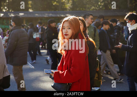 Japon Tokyo Le newyearsday femme de nombreux rendez-vous au Meiji Shrine Temple près de gare Harajuku 1-1-2018 Jaco photo Claude Rostand Banque D'Images