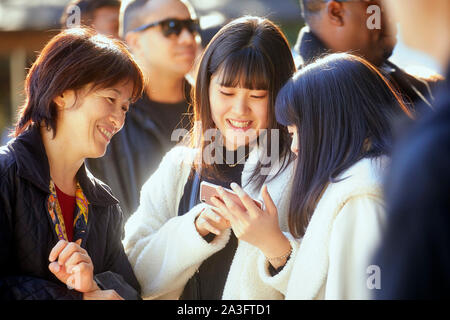 Japon Tokyo Le newyearsday femme de nombreux rendez-vous au Meiji Shrine Temple près de gare Harajuku 1-1-2018 Jaco photo Claude Rostand Banque D'Images