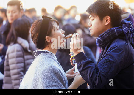 Japon Tokyo Le newyearsday beaucoup de gens vont au Meiji Shrine Temple près de gare Harajuku. Un couple de manger ensemble 1-1-2018 Jaco photo Claude Rostand Banque D'Images