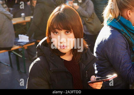 Japon Tokyo Le newyearsday femme de nombreux rendez-vous au Meiji Shrine Temple près de gare Harajuku 1-1-2018 Jaco photo Claude Rostand Banque D'Images