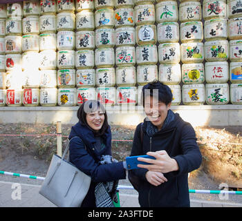 Japon Tokyo Le newyearsday beaucoup de gens vont au Meiji Shrine Temple près de gare Harajuku. Barils de sake dans l'arrière-plan 1-1-2018 photo Jaco Klam Banque D'Images