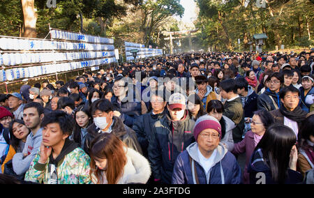 Japon Tokyo Le newyearsday beaucoup de gens vont au Meiji Shrine Temple près de 1-1-2018 Harajuku Station Jaco photo Claude Rostand Banque D'Images