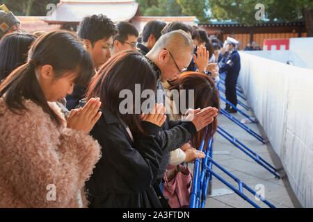 Japon Tokyo Le newyearsday beaucoup de gens vont au Meiji Shrine Temple près de gare Harajuku. Prier près du temple 1-1-2018 Jaco photo Claude Rostand Banque D'Images