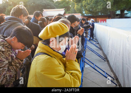 Japon Tokyo Le newyearsday beaucoup de gens vont au Meiji Shrine Temple près de gare Harajuku. Prier près du temple 1-1-2018 Jaco photo Claude Rostand Banque D'Images