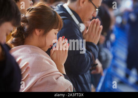 Japon Tokyo Le newyearsday beaucoup de gens vont au Meiji Shrine Temple près de gare Harajuku. Prier près du temple 1-1-2018 Jaco photo Claude Rostand Banque D'Images