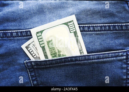 USA Dollars dans une poche de jeans, libre. Banque D'Images
