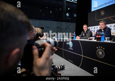 Gardien de but Marc-andré ter Stegen (Allemagne) et Jens Grittner DFB (attachée de presse) au PK., GES / football / conférence de presse de l'équipe nationale allemande de Dortmund, le 8 octobre 2014 Football / Soccer : conférence de presse de l'équipe d'Allemagne, Dortmund, le 8 octobre 2019 dans le monde d'utilisation | Banque D'Images