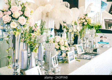 Bienvenue mariage table avec décoration de luxe avec fleur rose Banque D'Images