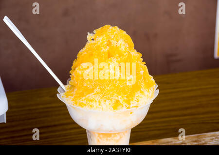 Katsuura, Chiba, Japon, 09/01/2019 , kakigoori, ou de glace pilée, kakigori servi avec sirop de fruit sucré au Japon. Banque D'Images