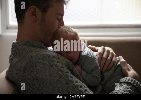 Père réconforter un bébé pleurer bouleversée. La paternité, concept d'être parent Banque D'Images