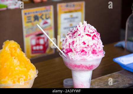 Katsuura, Chiba, Japon, 09/01/2019 , kakigoori, ou de glace pilée, kakigori servi avec sirop de fruit sucré au Japon. Banque D'Images