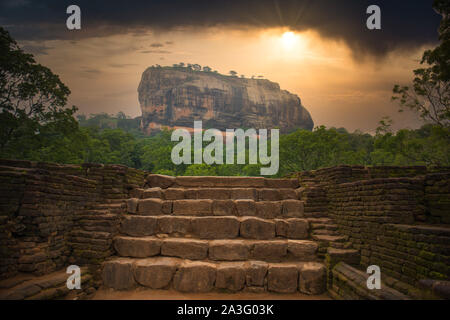 Sigiriya ou le rocher du Lion avec un coucher de soleil spectaculaire Banque D'Images