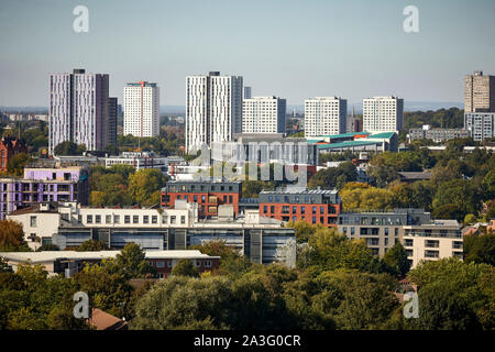 Salfords Skyline avec arbres et de tours Banque D'Images