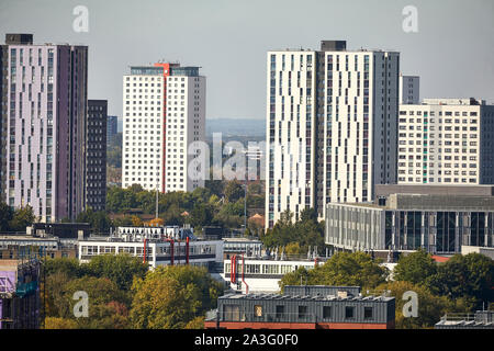 Salfords Skyline avec arbres et de tours Banque D'Images