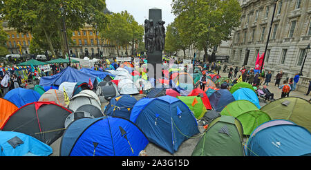 Rébellion d'extinction (XR) Camp de manifestants dans des tentes dans le Monument pour les femmes de la Seconde Guerre mondiale sur Whitehall à Westminster, dans le centre de Londres, comme le changement climatique continue de protestation dans un deuxième jour. Banque D'Images