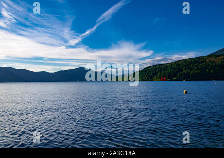 Hakone Lake avec vue sur le Mont Fuji et de Torii Banque D'Images