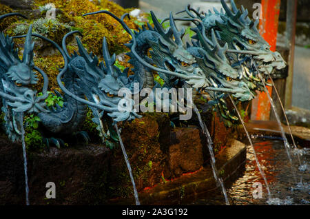 Dragon Fontaine en Hakone Shrine, Japon Banque D'Images