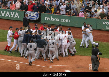 Le Boston 2004 Brawl ! Le 24 juillet, les deux rivaux de ligue américaine est engagée dans une slugfest finalement remporté par Boston, 11-10 -- mais celui-ci était beaucoup plus qu'un fort score. Dans la 6e manche, Bronson Arroyo Alex Rodriguez forés dans le coude avec un pas. A-Rod n'était pas très heureux à ce sujet. Quelques secondes plus tard, tout s'est passé : Rodriguez a pris certaines mesures en vue de la butte jusqu'à ce que Jason Varitek Boston catcher est lui-même mis dans son chemin. Ils ont eu un échange de cris, et, bientôt, s'enfonce : Les deux équipes' rosters et bullpens puis a éclaté le long de la première ligne de base. Gabe Kapler était flagrante. Il est difficile de dire exactement où e Banque D'Images