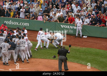 Le Boston 2004 Brawl ! Le 24 juillet, les deux rivaux de ligue américaine est engagée dans une slugfest finalement remporté par Boston, 11-10 -- mais celui-ci était beaucoup plus qu'un fort score. Dans la 6e manche, Bronson Arroyo Alex Rodriguez forés dans le coude avec un pas. A-Rod n'était pas très heureux à ce sujet. Quelques secondes plus tard, tout s'est passé : Rodriguez a pris certaines mesures en vue de la butte jusqu'à ce que Jason Varitek Boston catcher est lui-même mis dans son chemin. Ils ont eu un échange de cris, et, bientôt, s'enfonce : Les deux équipes' rosters et bullpens puis a éclaté le long de la première ligne de base. Gabe Kapler était flagrante. Il est difficile de dire exactement où e Banque D'Images