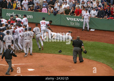 Le Boston 2004 Brawl ! Le 24 juillet, les deux rivaux de ligue américaine est engagée dans une slugfest finalement remporté par Boston, 11-10 -- mais celui-ci était beaucoup plus qu'un fort score. Dans la 6e manche, Bronson Arroyo Alex Rodriguez forés dans le coude avec un pas. A-Rod n'était pas très heureux à ce sujet. Quelques secondes plus tard, tout s'est passé : Rodriguez a pris certaines mesures en vue de la butte jusqu'à ce que Jason Varitek Boston catcher est lui-même mis dans son chemin. Ils ont eu un échange de cris, et, bientôt, s'enfonce : Les deux équipes' rosters et bullpens puis a éclaté le long de la première ligne de base. Gabe Kapler était flagrante. Il est difficile de dire exactement où e Banque D'Images