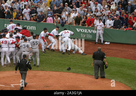 Le Boston 2004 Brawl ! Le 24 juillet, les deux rivaux de ligue américaine est engagée dans une slugfest finalement remporté par Boston, 11-10 -- mais celui-ci était beaucoup plus qu'un fort score. Dans la 6e manche, Bronson Arroyo Alex Rodriguez forés dans le coude avec un pas. A-Rod n'était pas très heureux à ce sujet. Quelques secondes plus tard, tout s'est passé : Rodriguez a pris certaines mesures en vue de la butte jusqu'à ce que Jason Varitek Boston catcher est lui-même mis dans son chemin. Ils ont eu un échange de cris, et, bientôt, s'enfonce : Les deux équipes' rosters et bullpens puis a éclaté le long de la première ligne de base. Gabe Kapler était flagrante. Il est difficile de dire exactement où e Banque D'Images