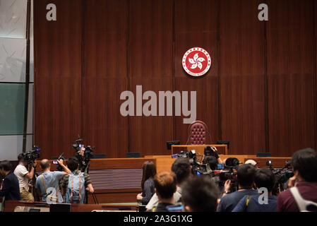 Hong Kong, Chine. 8 octobre, 2019. Les membres de la presse à l'immeuble du Conseil législatif récemment rénové après les manifestants ont fait irruption dans les chambres sur l'anniversaire. Credit : Aidan Marzo/SOPA Images/ZUMA/Alamy Fil Live News Banque D'Images