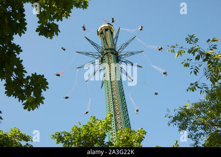 Vienne, Autriche - 21 juin 2019 : les touristes appréciant l'attraction connue comme Chairoplane Tour Prater Banque D'Images