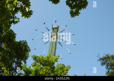 Vienne, Autriche - 21 juin 2019 : les touristes appréciant l'attraction connue comme Chairoplane Tour Prater Banque D'Images