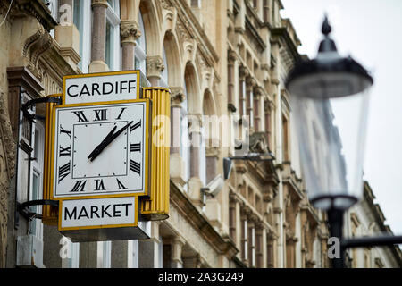Pays de Galles Cardiff Cardiff, sur la rue de l'horloge du marché Banque D'Images
