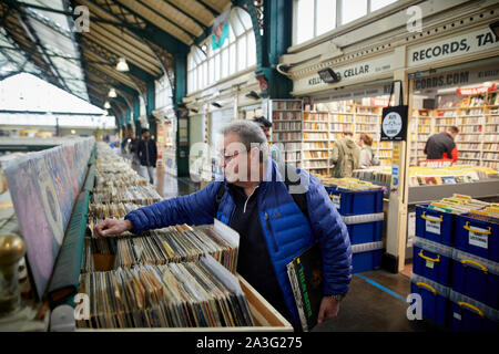 Cardiff au Pays de Galles, à l'intérieur de l'ancien Marché Central hall off High Street man buying vinyles à un décrochage de seconde main Banque D'Images