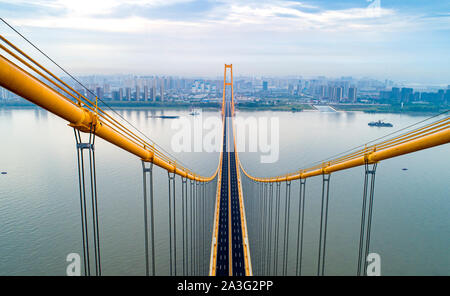 (191008) -- WUHAN, 8 octobre 2019 (Xinhua) -- photo aérienne prise le 25 septembre 2019 présente le Yangsigang Yangtze River Bridge à Wuhan, capitale de la province du Hubei en Chine centrale. Le pont suspendu à deux étages avec la plus longue portée au monde a été ouvert à la circulation à Wuhan le 8 octobre. Le pont supérieur du pont routier sur la rivière Yangtze, avec un 1 700 mètres de long, travée principale s'étend sur 4,13 km de longueur totale. Le pont supérieur du 10e pont de la rivière Yangtze a six voies avec une vitesse de 80 km/h conçu alors que l'étage inférieur dispose également de six voies, mais avec une vitesse de 60 km/h conçu. (Xinhua/Xiong Qi) Banque D'Images