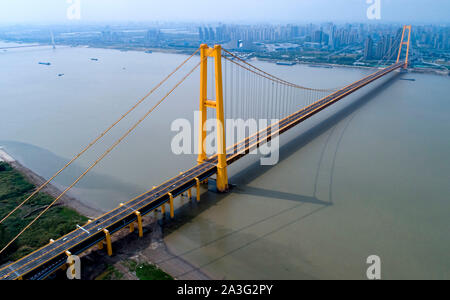 (191008) -- WUHAN, 8 octobre 2019 (Xinhua) -- photo aérienne prise le 8 octobre 2019 affiche l'Yangsigang Yangtze River Bridge après ouverture à Wuhan en 2.33Ghz, capitale de la province du Hubei en Chine centrale. Le pont suspendu à deux étages avec la plus longue portée au monde a été ouvert à la circulation à Wuhan le 8 octobre. Le pont supérieur du pont routier sur la rivière Yangtze, avec un 1 700 mètres de long, travée principale s'étend sur 4,13 km de longueur totale. Le pont supérieur du 10e pont de la rivière Yangtze a six voies avec une vitesse de 80 km/h conçu alors que l'étage inférieur dispose également de six voies, mais avec une vitesse de 60 k conçu Banque D'Images