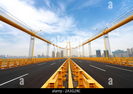 (191008) -- WUHAN, 8 octobre 2019 (Xinhua) -- Photo prise le 25 septembre 2019 présente le Yangsigang Yangtze River Bridge à Wuhan, capitale de la province du Hubei en Chine centrale. Le pont suspendu à deux étages avec la plus longue portée au monde a été ouvert à la circulation à Wuhan le 8 octobre. Le pont supérieur du pont routier sur la rivière Yangtze, avec un 1 700 mètres de long, travée principale s'étend sur 4,13 km de longueur totale. Le pont supérieur du 10e pont de la rivière Yangtze a six voies avec une vitesse de 80 km/h conçu alors que l'étage inférieur dispose également de six voies, mais avec une vitesse de 60 km/h conçu. (Xinhua/Xiong Qi) Banque D'Images