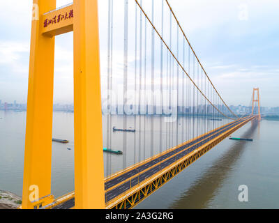 (191008) -- WUHAN, 8 octobre 2019 (Xinhua) -- photo aérienne prise le 25 septembre 2019 présente le Yangsigang Yangtze River Bridge à Wuhan, capitale de la province du Hubei en Chine centrale. Le pont suspendu à deux étages avec la plus longue portée au monde a été ouvert à la circulation à Wuhan le 8 octobre. Le pont supérieur du pont routier sur la rivière Yangtze, avec un 1 700 mètres de long, travée principale s'étend sur 4,13 km de longueur totale. Le pont supérieur du 10e pont de la rivière Yangtze a six voies avec une vitesse de 80 km/h conçu alors que l'étage inférieur dispose également de six voies, mais avec une vitesse de 60 km/h conçu. (Xinhua/Xiong Qi) Banque D'Images