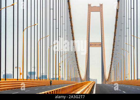 (191008) -- WUHAN, 8 octobre 2019 (Xinhua) -- Photo prise le 25 septembre 2019 présente le Yangsigang Yangtze River Bridge à Wuhan, capitale de la province du Hubei en Chine centrale. Le pont suspendu à deux étages avec la plus longue portée au monde a été ouvert à la circulation à Wuhan le 8 octobre. Le pont supérieur du pont routier sur la rivière Yangtze, avec un 1 700 mètres de long, travée principale s'étend sur 4,13 km de longueur totale. Le pont supérieur du 10e pont de la rivière Yangtze a six voies avec une vitesse de 80 km/h conçu alors que l'étage inférieur dispose également de six voies, mais avec une vitesse de 60 km/h conçu. (Xinhua/Xiong Qi) Banque D'Images