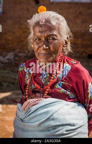 Une femme en costume traditionnel pose pour un portrait dans la région de Katmandou, Népal Banque D'Images