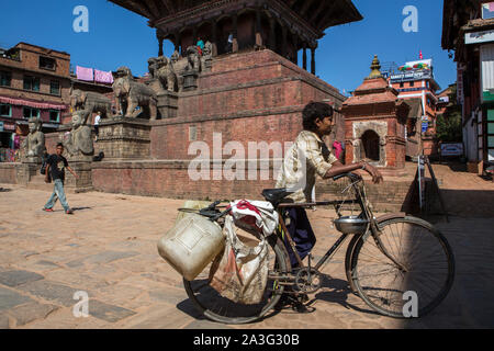 Un garçon marche une location par l'intermédiaire d'un plaza à Bhaktapur, Katmandou, Népal Banque D'Images