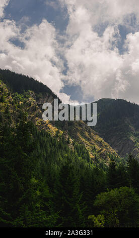 Beau paysage de nuages sur les Carpates, Roumanie Banque D'Images